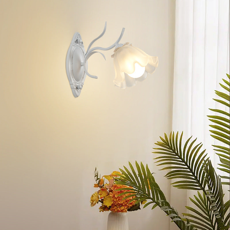 Elegante lámpara de pared minimalista con diseño floral