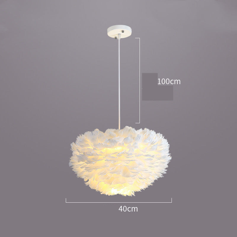 Dormitorio principal minimalista moderno, red de celebridades, lámpara de araña con corazón de niña
