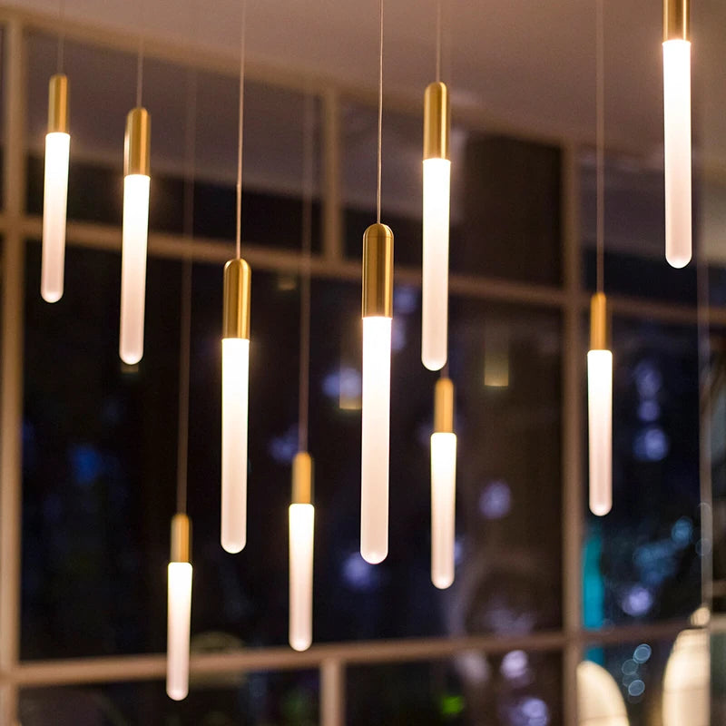 Lámpara colgante minimalista de oro y cobre para escalera