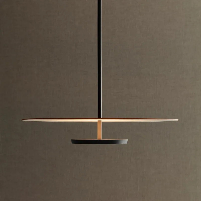 Lámpara colgante de hierro minimalista con detalle de madera