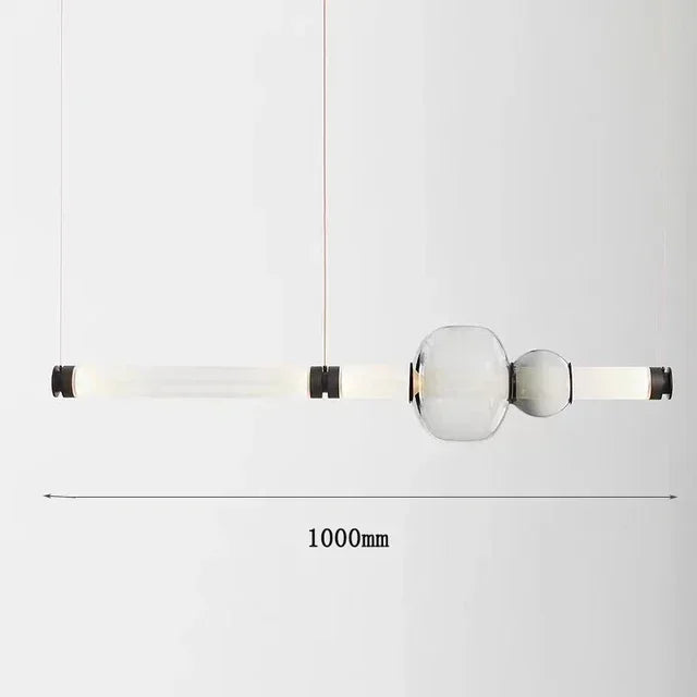Lámpara colgante de cristal minimalista con detalles de latón