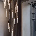 Lámpara colgante minimalista de oro y cobre para escalera