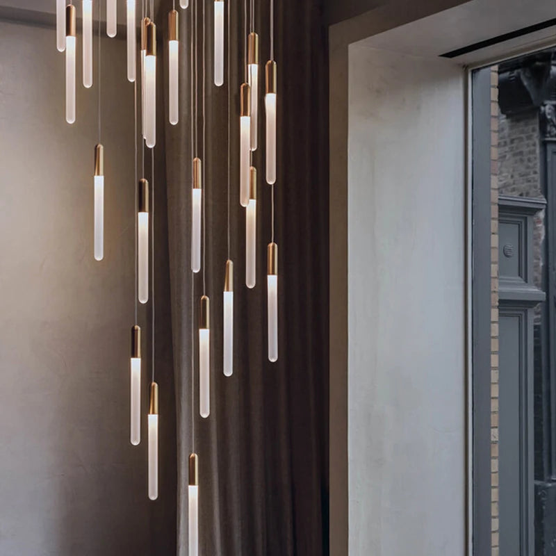 Lámpara colgante minimalista de oro y cobre para escalera