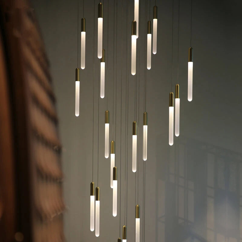 Lámpara colgante minimalista de oro y cobre para escalera