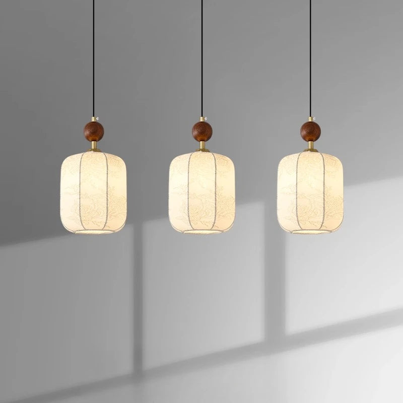 Lámpara colgante textil minimalista con detalle de madera