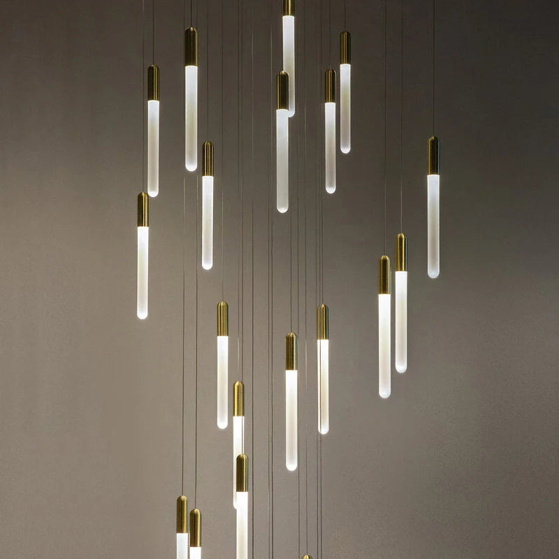 Lámpara colgante minimalista de oro y cobre para escalera