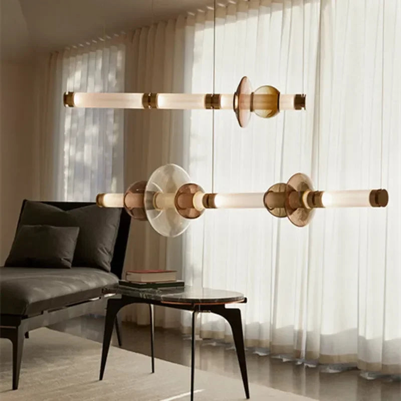 Lámpara colgante de cristal minimalista con detalles de latón