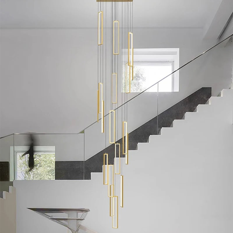 Lámpara colgante dorada minimalista para hueco de escalera