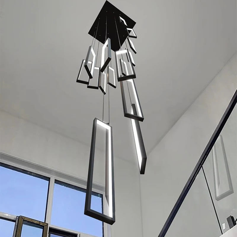 Lámpara colgante dorada minimalista para hueco de escalera