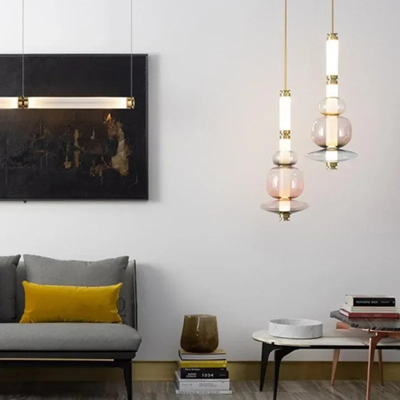 Lámpara colgante de cristal minimalista con detalles de latón
