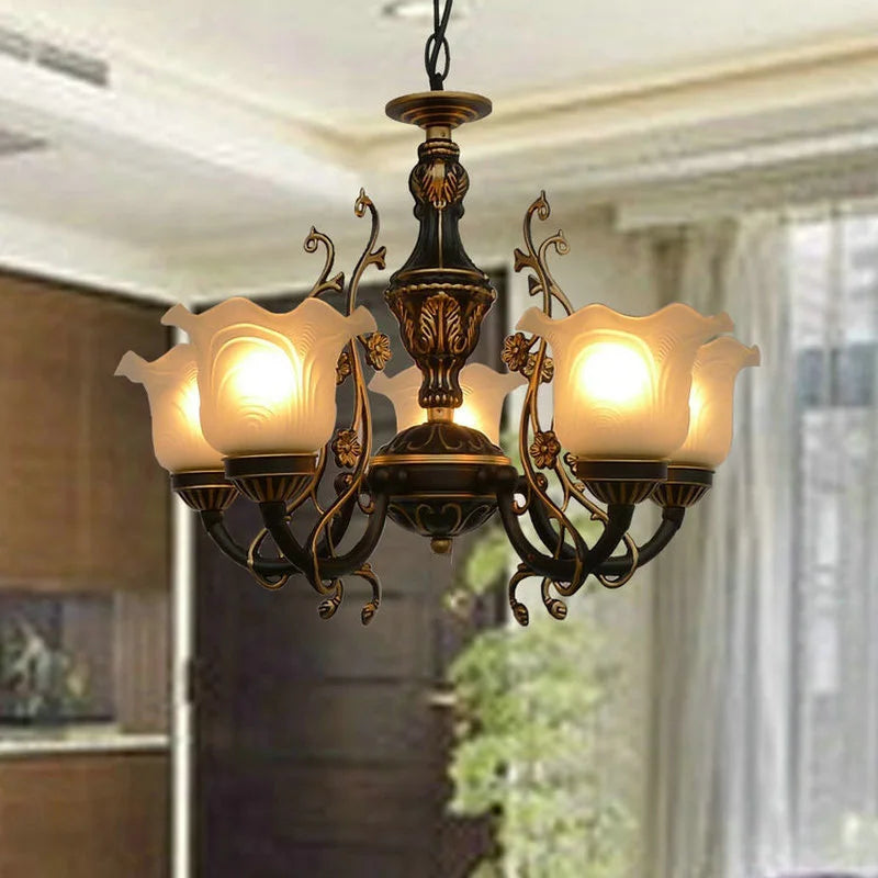 Araña de estilo americano/europeo con elementos de vidrio y hierro, ideal para la configuración de sala de estar, dormitorio o comedor.