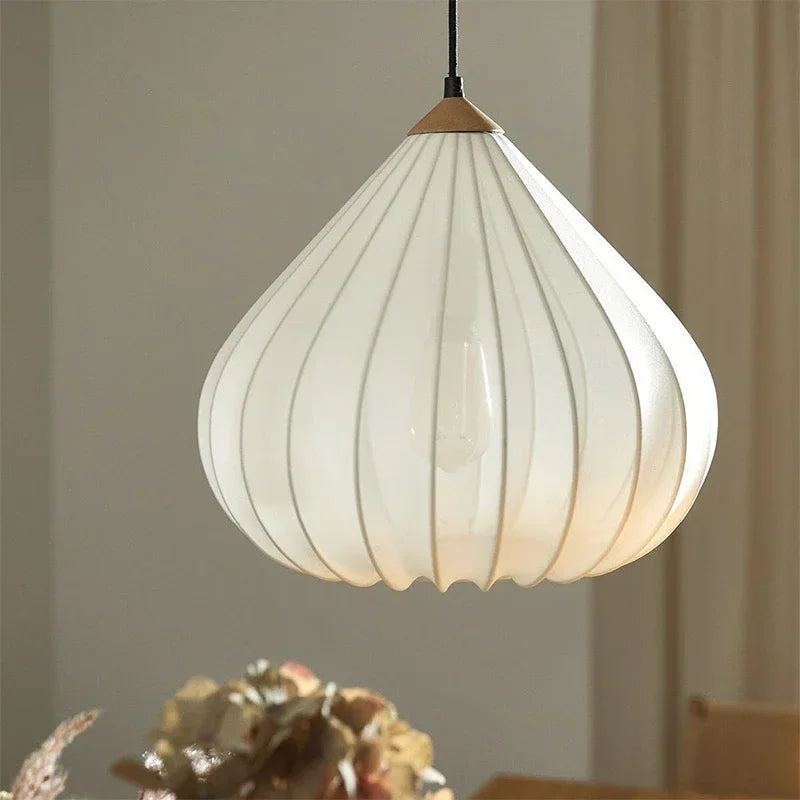 Lámpara colgante de tela minimalista con detalles de madera
