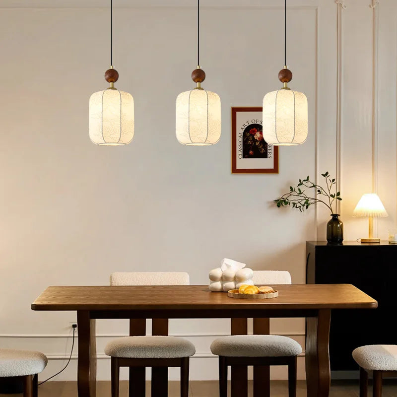 Lámpara colgante textil minimalista con detalle de madera