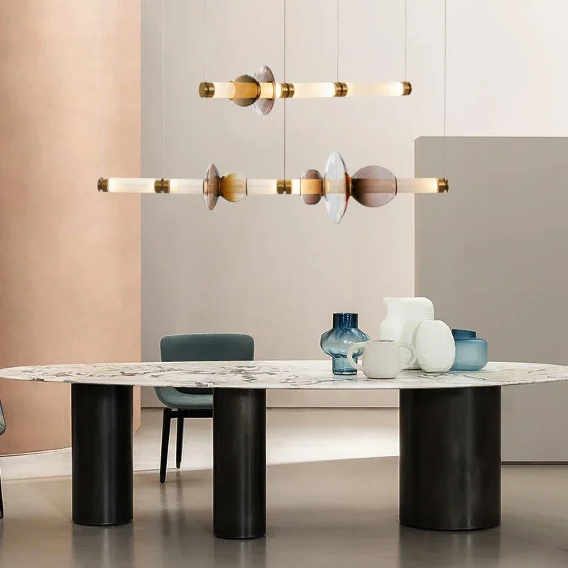 Lámpara colgante de cristal minimalista con detalles de latón