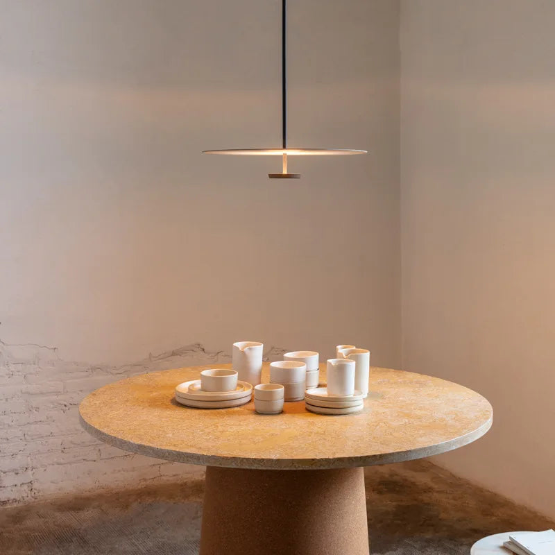 Lámpara colgante de hierro minimalista con detalle de madera
