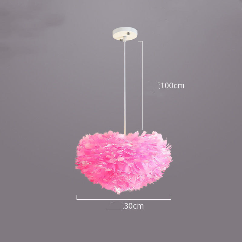 Dormitorio principal minimalista moderno, red de celebridades, lámpara de araña con corazón de niña